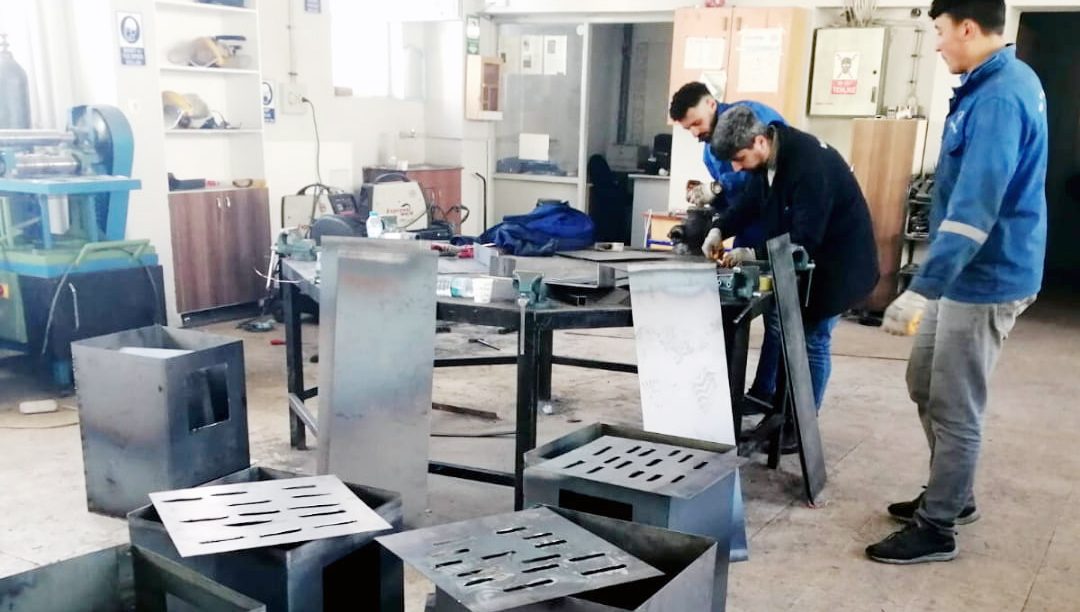 Yozgat’ın Akdağmadeni ilçesinde, deprem bölgesinde yaraları sarmak için Meslek Lisesi