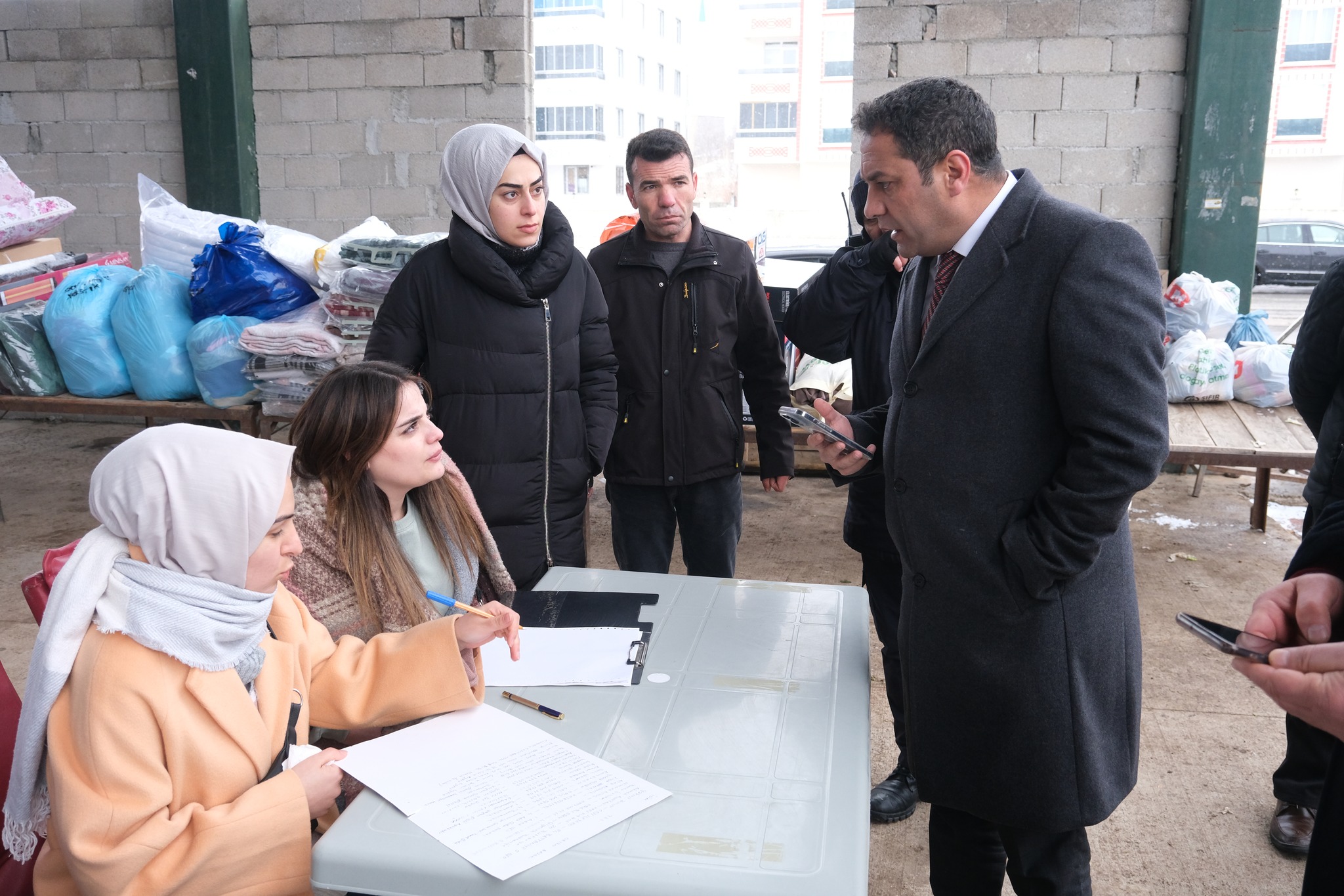 Yozgat’ın Sorgun ilçesinde belediye tarafından depremzedeler için başlatılan yardım kampanyası