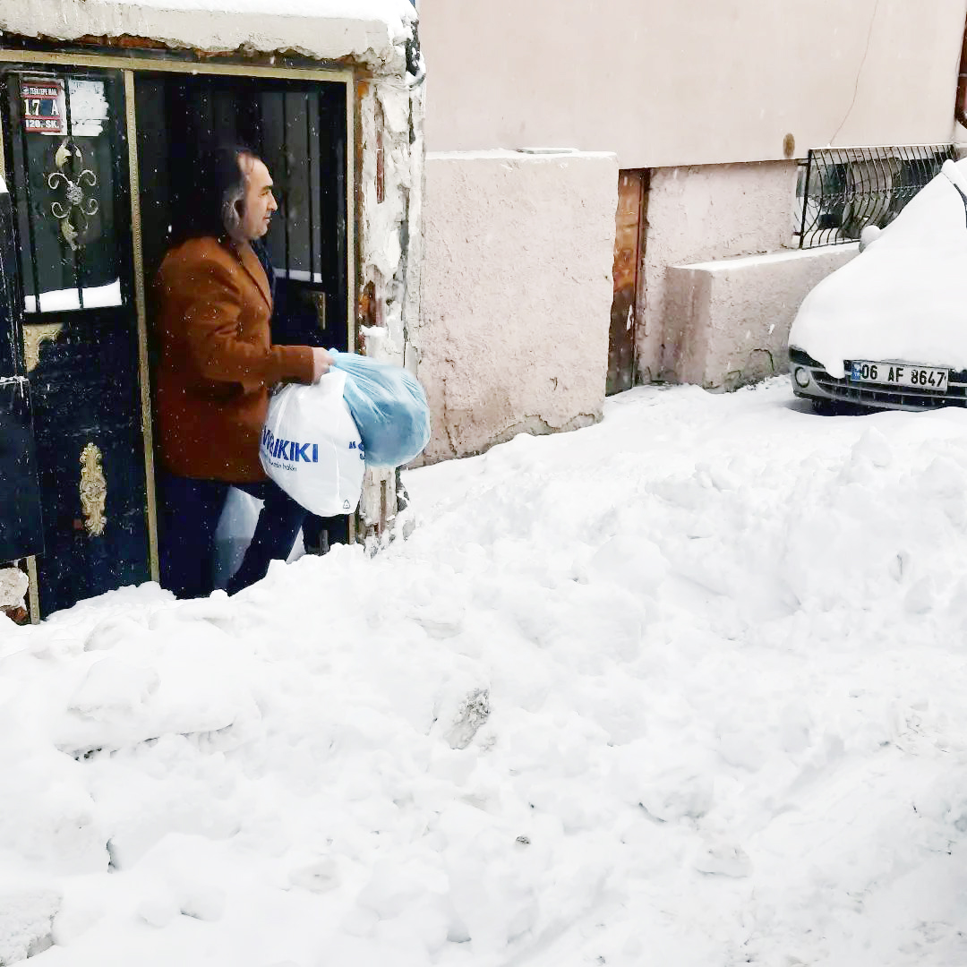 Gelecek Partisi Yozgat İl Başkanlığı tarafından yardım veren vatandaşların yardımları