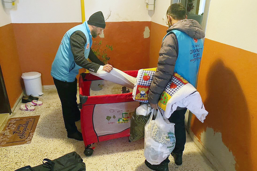 Hayırsever vatandaşlar tarafından yapılan destekler Yozgat İl Müftülüğü personelleri tarafından
