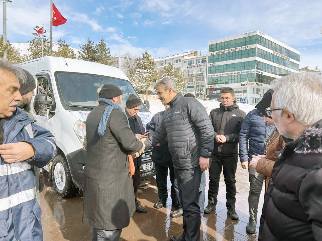 Yozgat Belediyesi personeli ve yüze yakın gönüllü minibüslerle deprem bölgesine