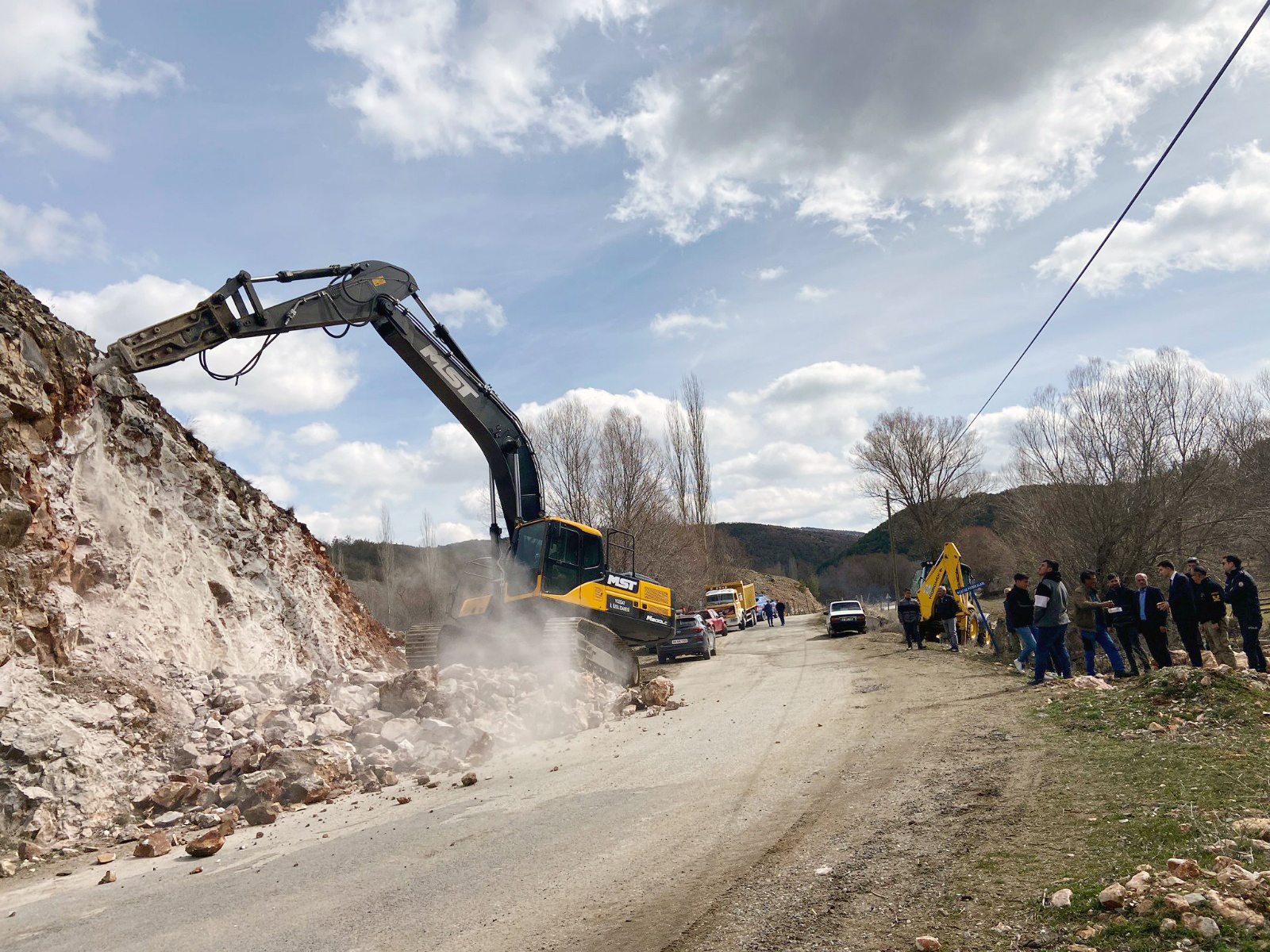 Çayıralan Kaymakamı Mustafa Çelik, Özel İdaresi tarafından köy yollarında yapılan