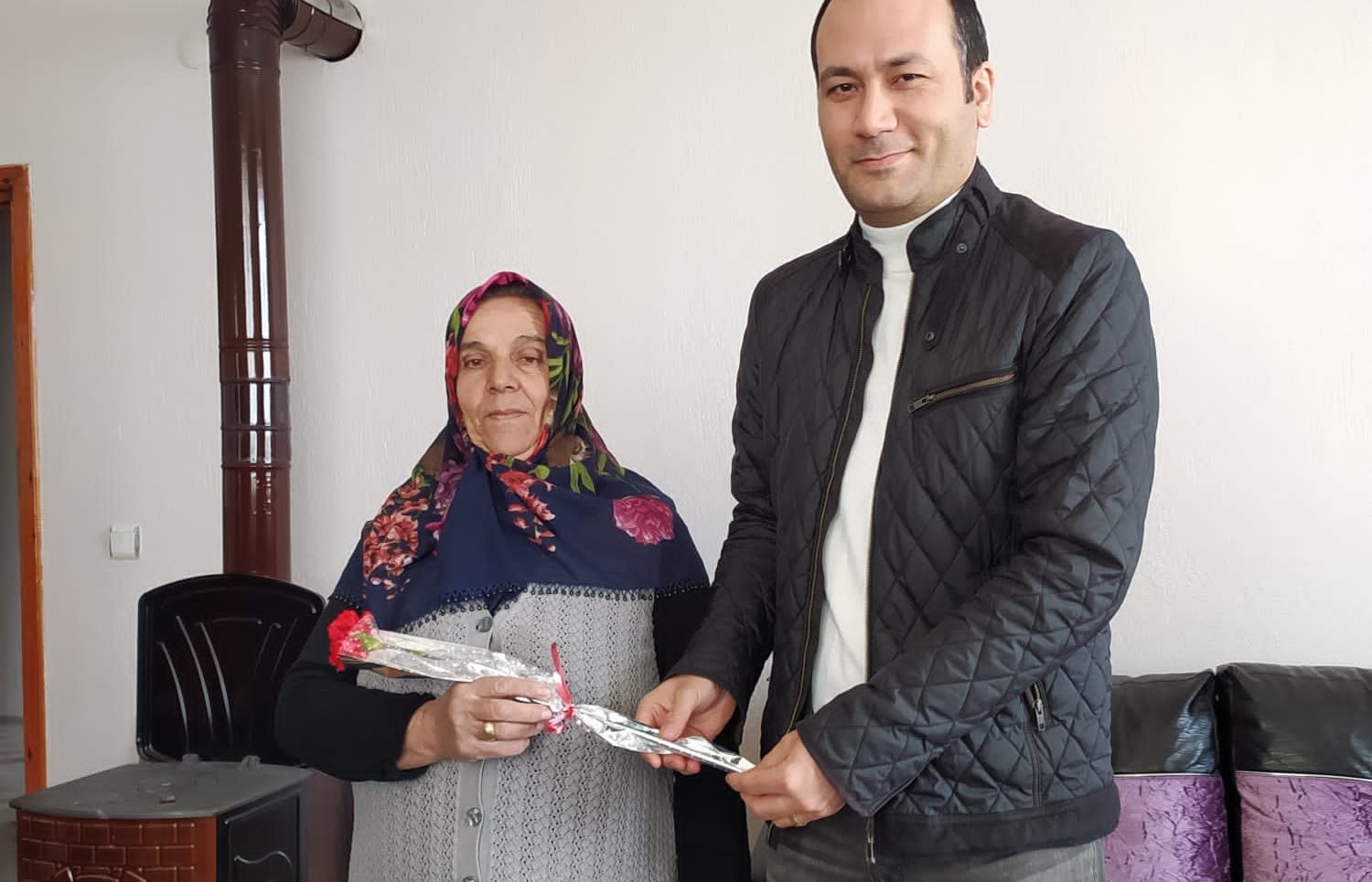 Akdağmadeni Kaymakamı Fatih Topuz, beraberindeki heyet ile birlikte depremzede aileleri