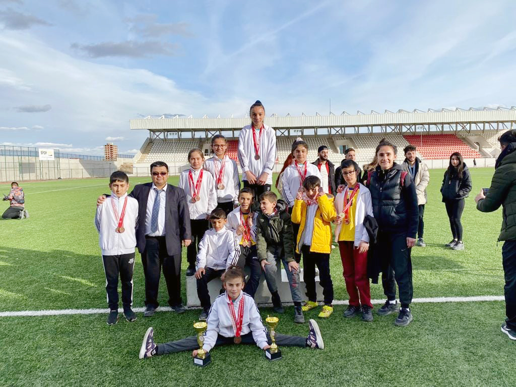 Sorgun ilçesinde okul sporları kapsamında düzenlenen atletizm yarışmalarında Kadışehri Üçağaç