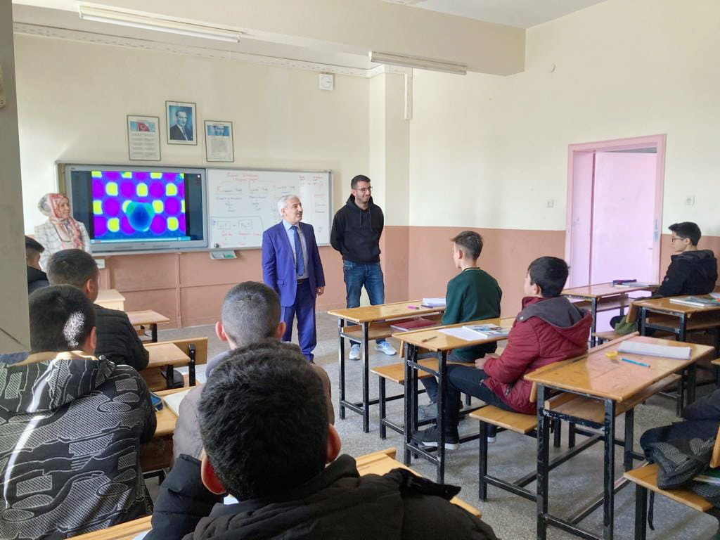 Yenifakılı İlçe Milli Eğitim Müdürü Bekir Korkut, beraberindekiler ile birlikte