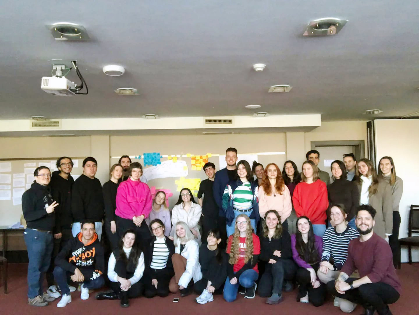 Sorgun Gençlik Derneği (SORGED) üyesi iki gönüllü genç Avrupa Dayanışma