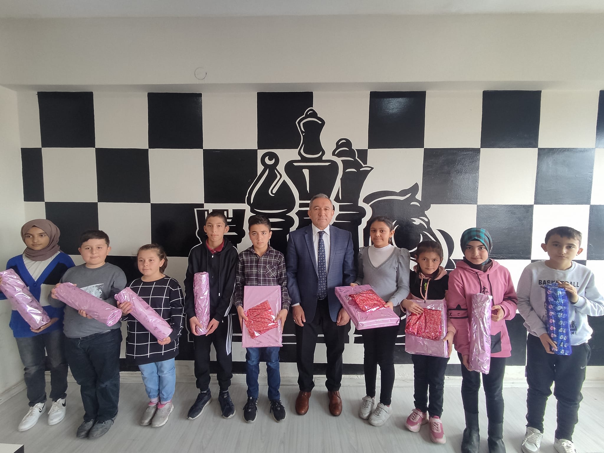 Kadışehri ilçesinde okul sporları kapsamında gerçekleştirilen mangala ve reversi turnuvasında