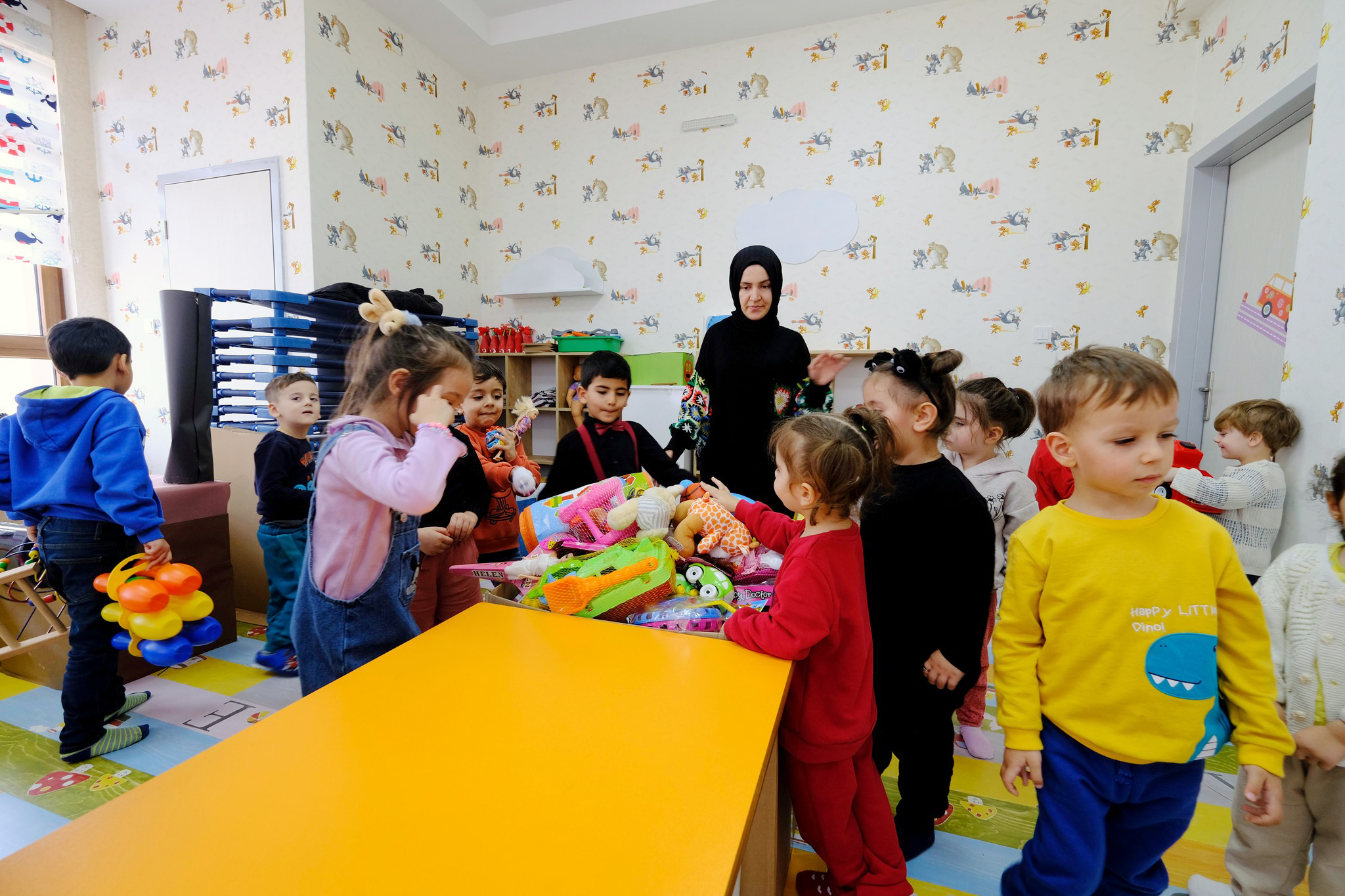 Akdağmadeni Belediyesi tarafından hazırlanan içme suyu ve oyuncak yüklü TIR