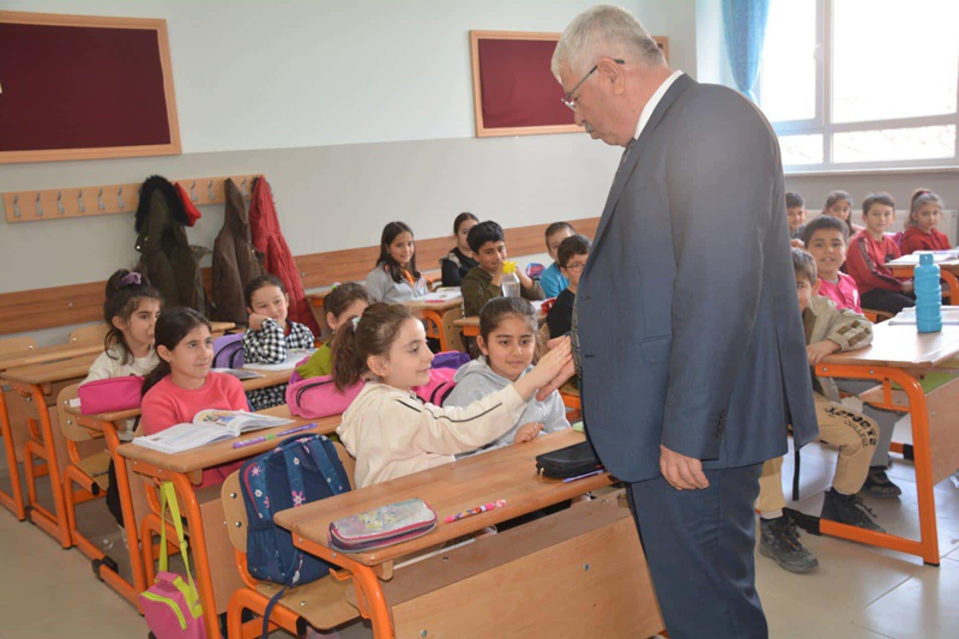 Yozgat İl Milli Eğitim Müdürü Yusuf Yazıcı, okul ziyaretleri kapsamında