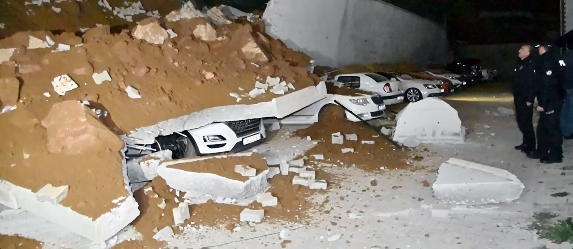 Çapanoğlu Mahallesi Aynalı Körük sokakta bulunan Ravza Apartmanı ile üst