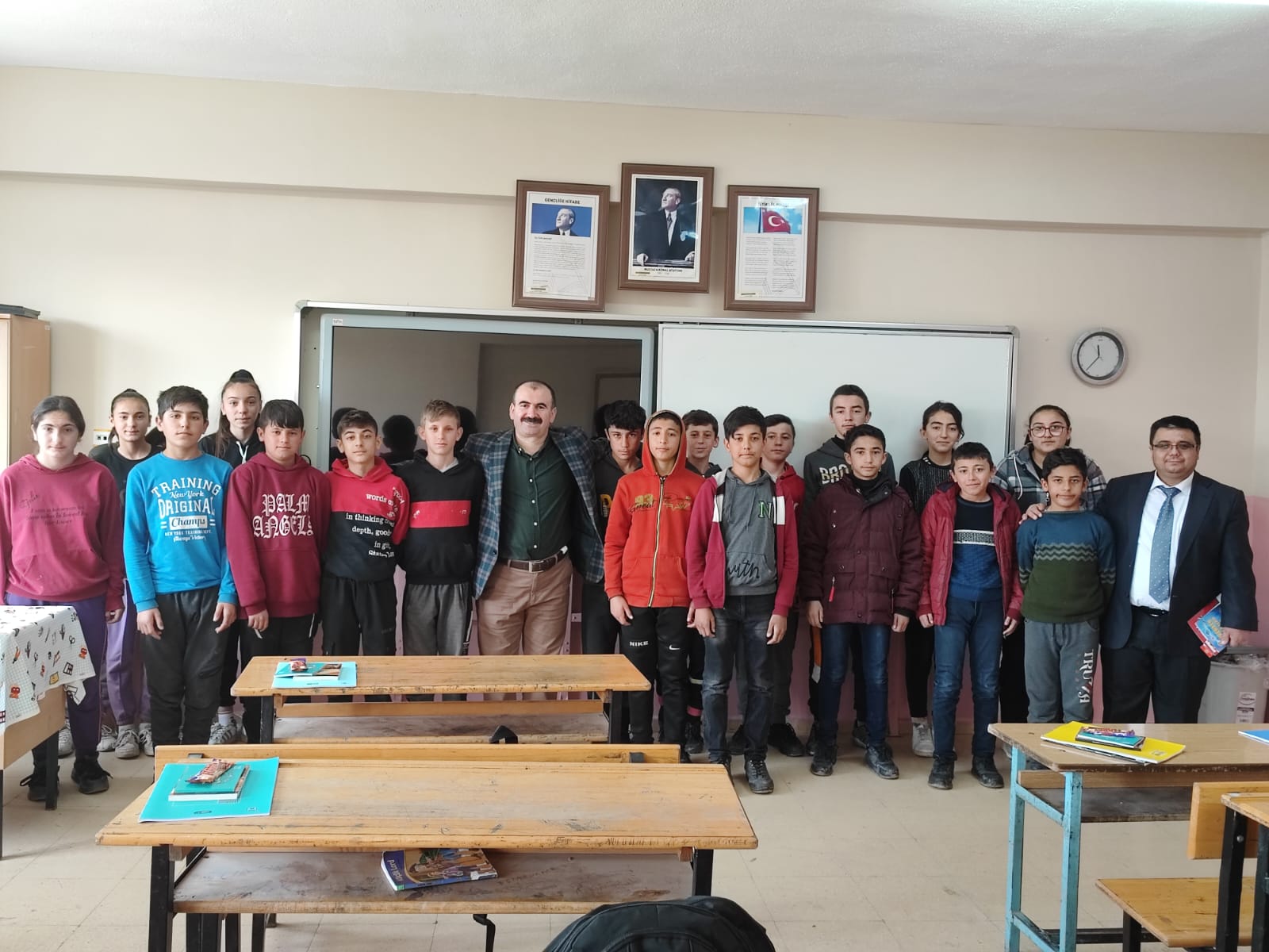 Kırsalda eğitim gören çocukların ve hizmet veren öğretmenlerin, farklı yüzler