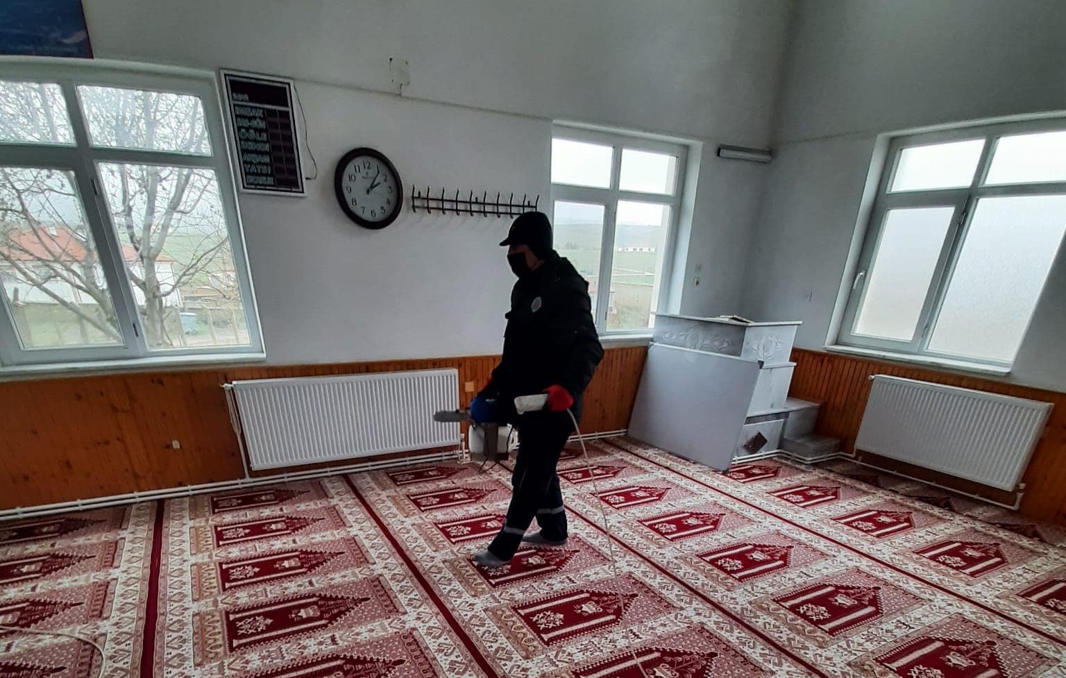 Çayıralan Belediyesi tarafından ilçedeki camilerde temizlik çalışması yapıldı.