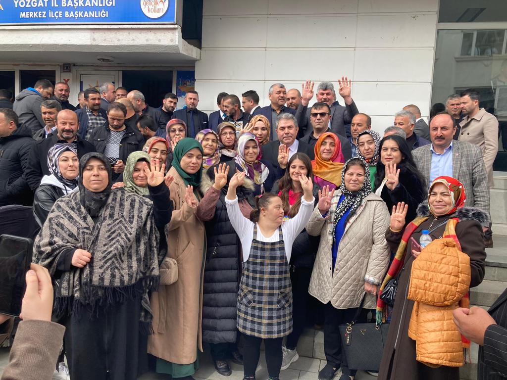 Ak Parti teşkilatları içerisinde  değişik görevlerde bulunan Milletvekili aday adayı