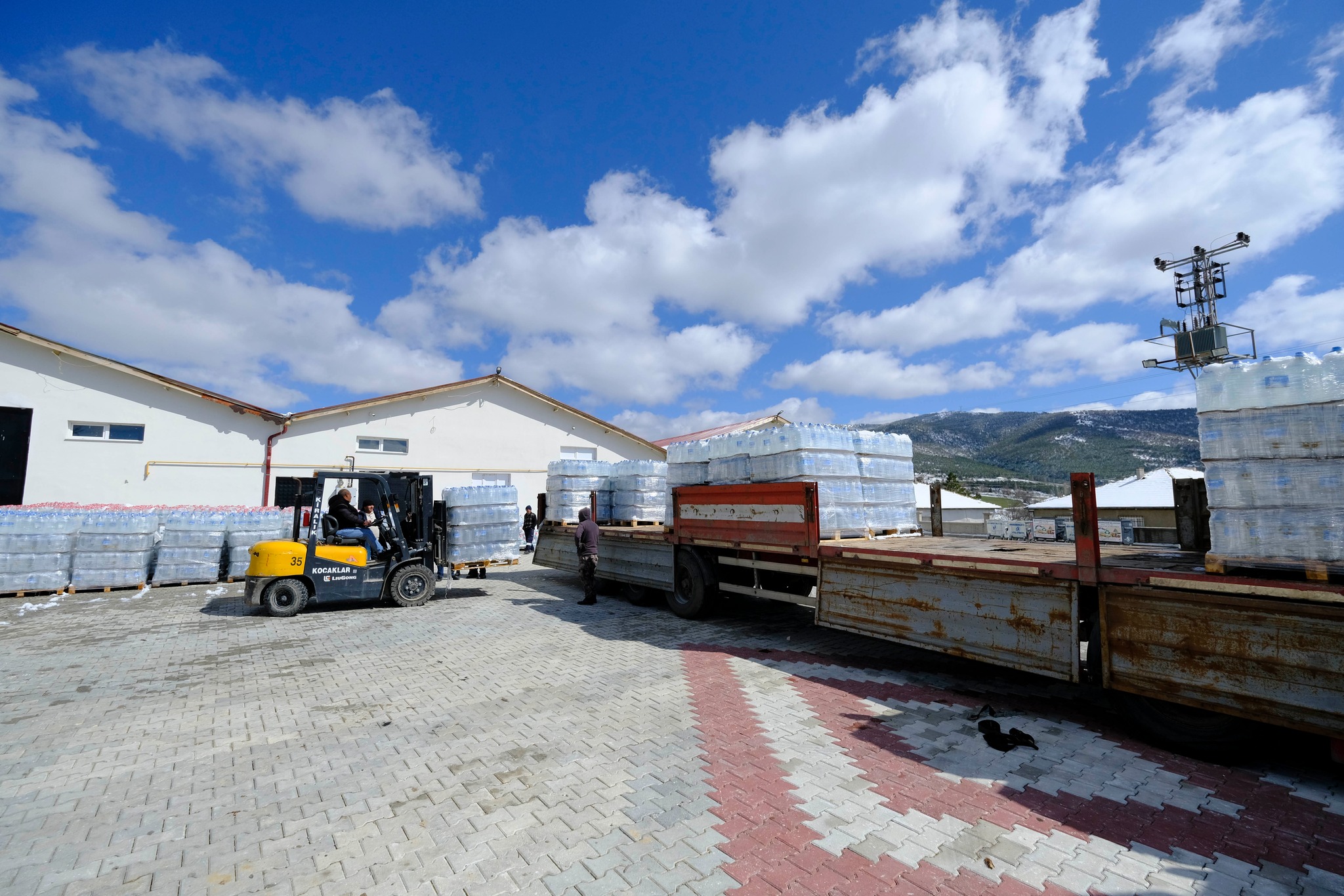 Kahramanmaraş merkezli meydana gelen büyük deprem felaketinin ardından deprem bölgelerine