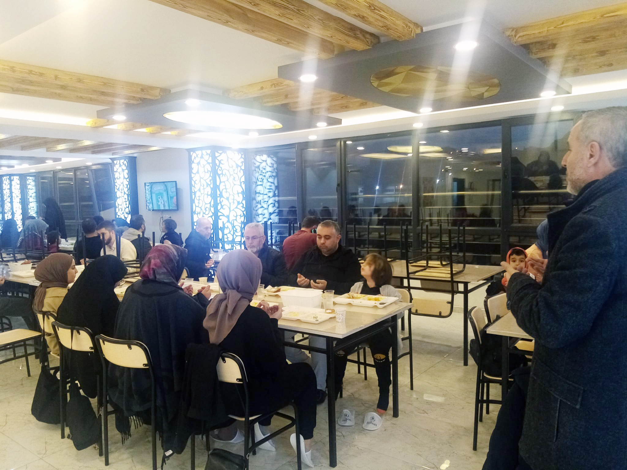 Sarıkaya ilçesinde müftülük tarafından depremzedeler için iftar programı düzenlendi. 