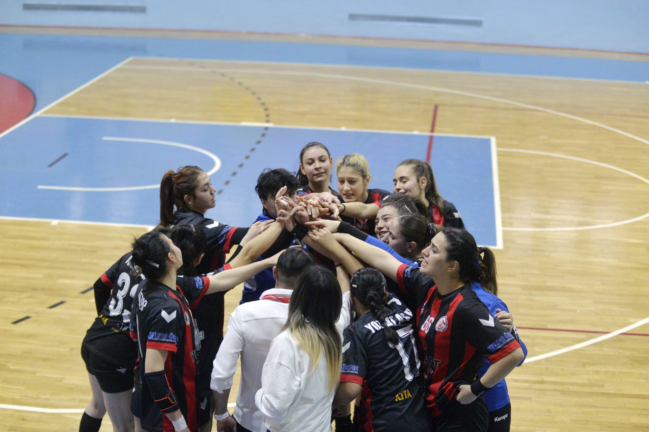 Hentbol Kadınlar Birinci Ligi A Grubunda mücadele eden Yozgat Aile