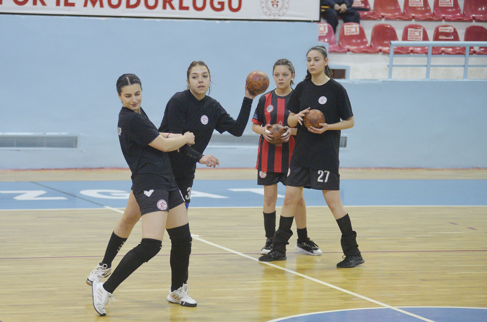 Hentbol Kadınlar Birinci Ligi A Grubunda mücadele eden Yozgat Aile