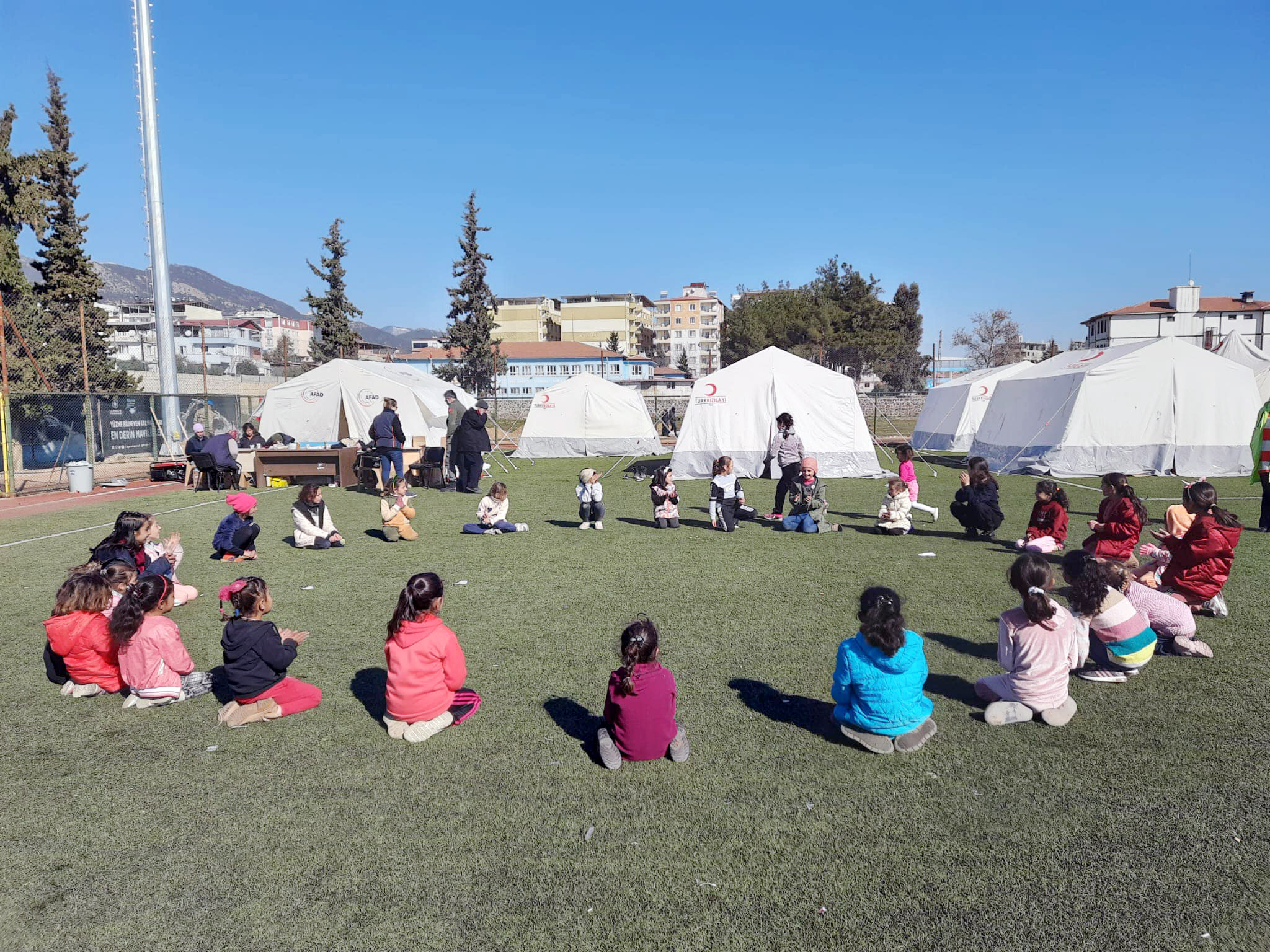 Çayıralan Belediye Başkanı Ömer Codar, kurban bayramında vatandaşların kurbanlıklarını deprem