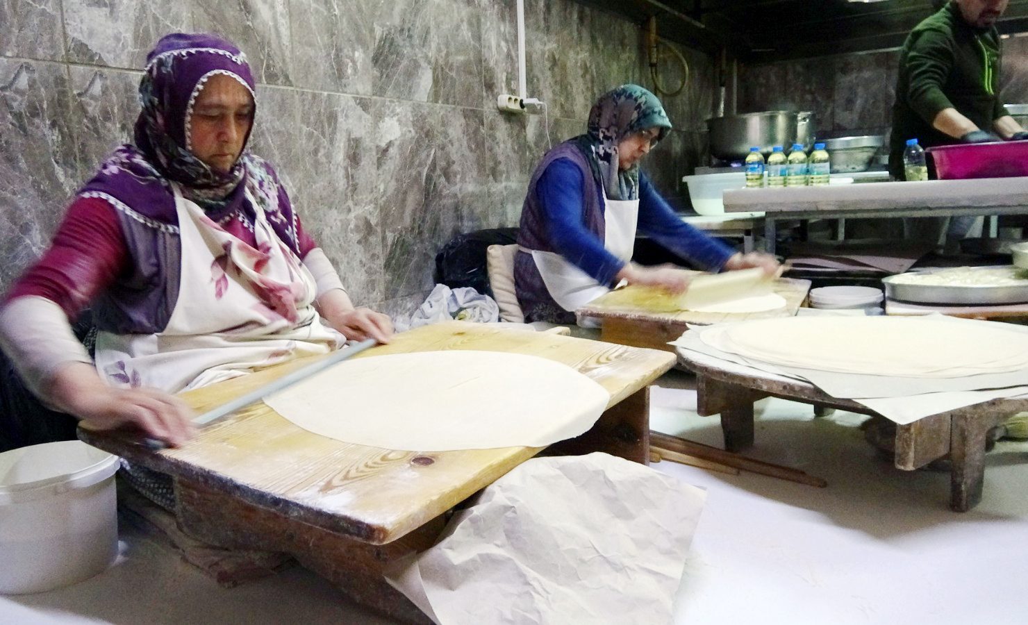 Yarın başlayacak olan Ramazan Bayramı öncesinde vatandaşlar misafirleri için ikram