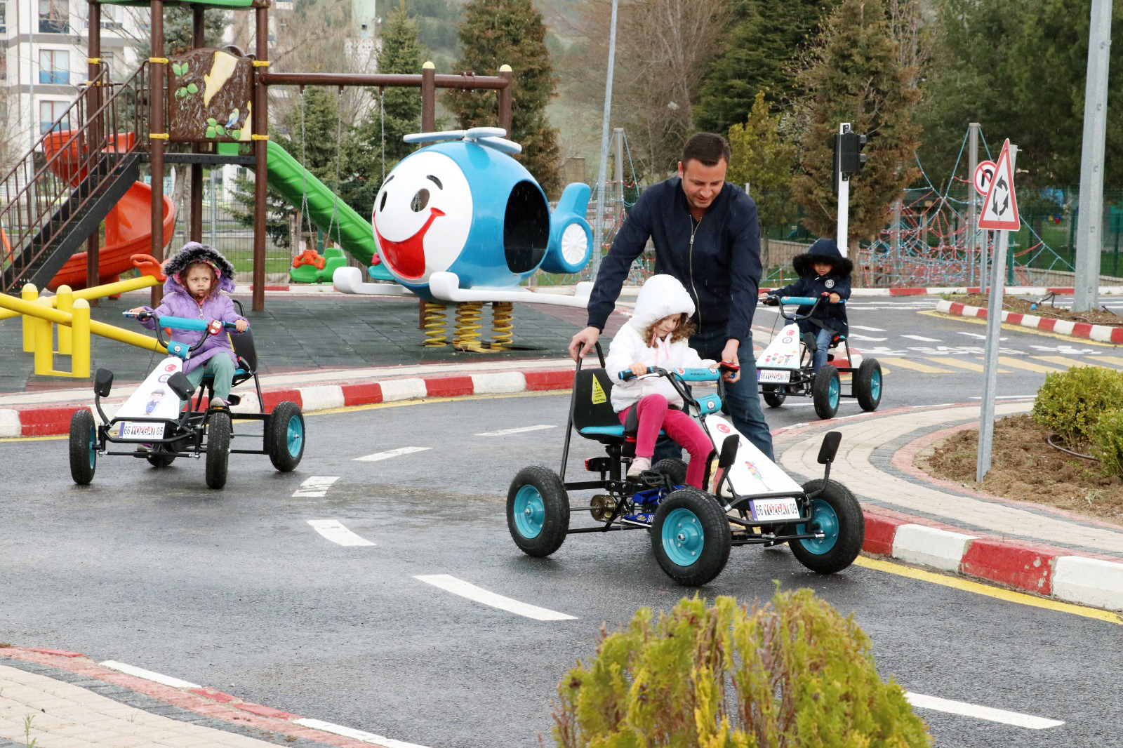 Yozgat’ta 23 Nisan etkinlikleri kapsamında minik öğrenciler Trafik Eğitim Parkında