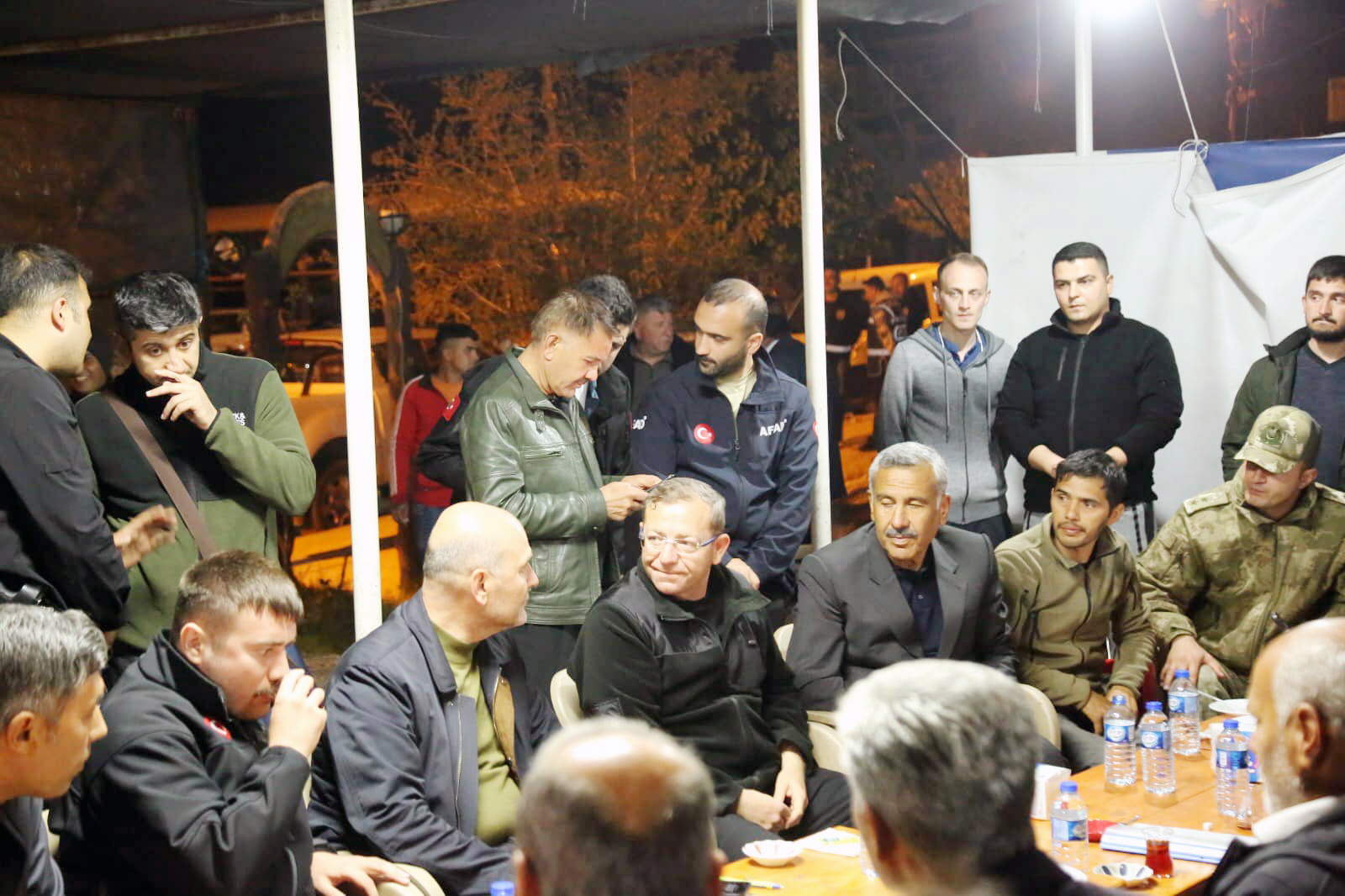 İçişleri Bakanı Süleyman Soylu, Hatay’ın Hassa Merkezdeki çadır Kent'te depremzedelerle