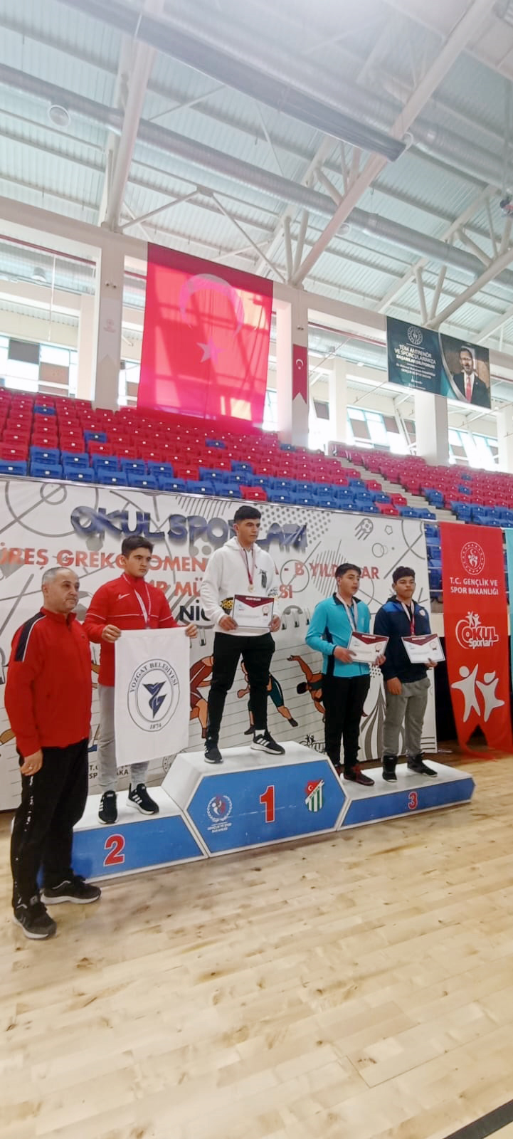 Niğde’nin ev sahipliğinde gerçekleştirilen Yıldızlar Grekoromen Güreş şampiyonasına Yozgat’ı temsilen