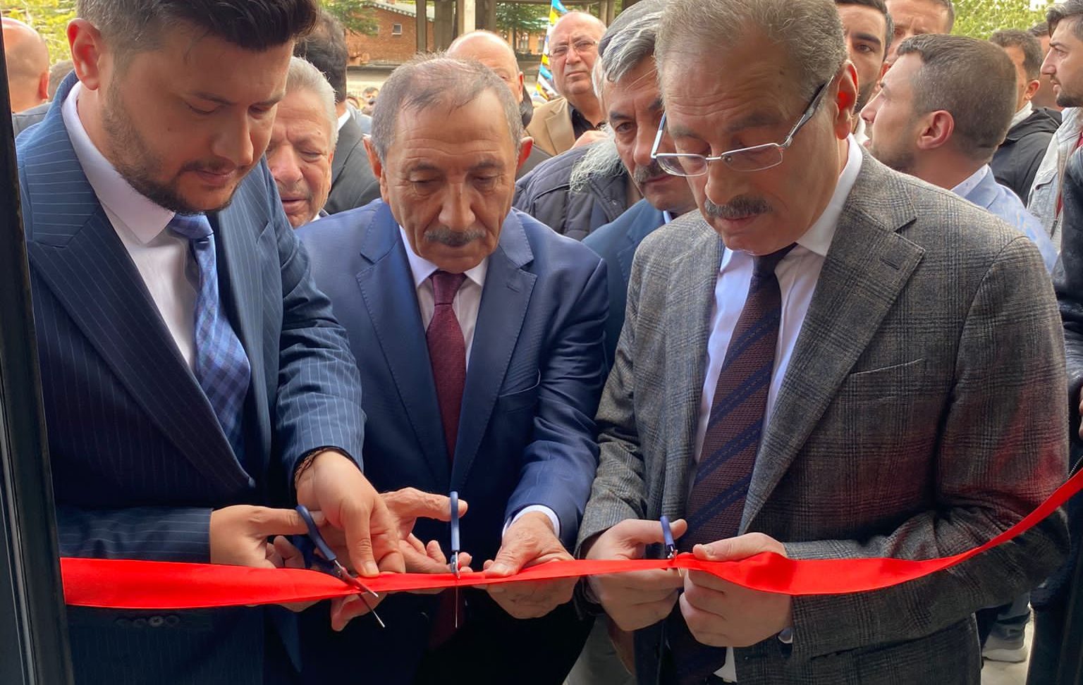 AK Parti Sarıkaya Seçim İrtibat Bürosu coşkulu bir kalabalıkla açıldı.