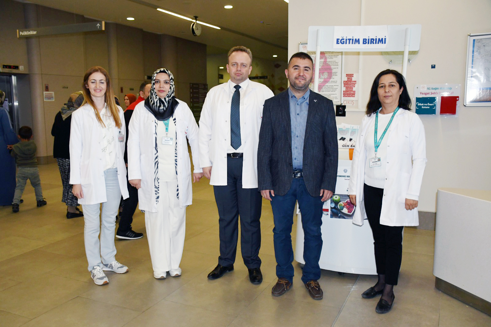 Yozgat Şehir Hastanesi Poliklinikler girişine açılan stant ile hastaneye gelen