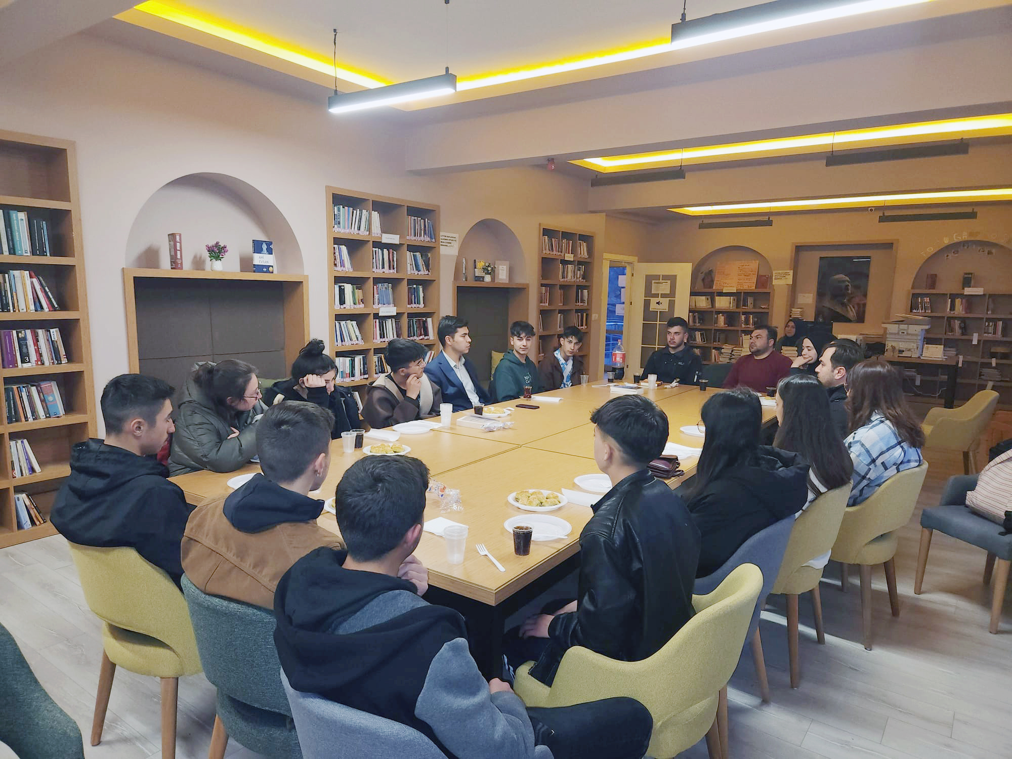 Çayıralan Kaymakamı Mustafa Çelik, ilçede üniversite sınavlarına hazırlanan gençler ile