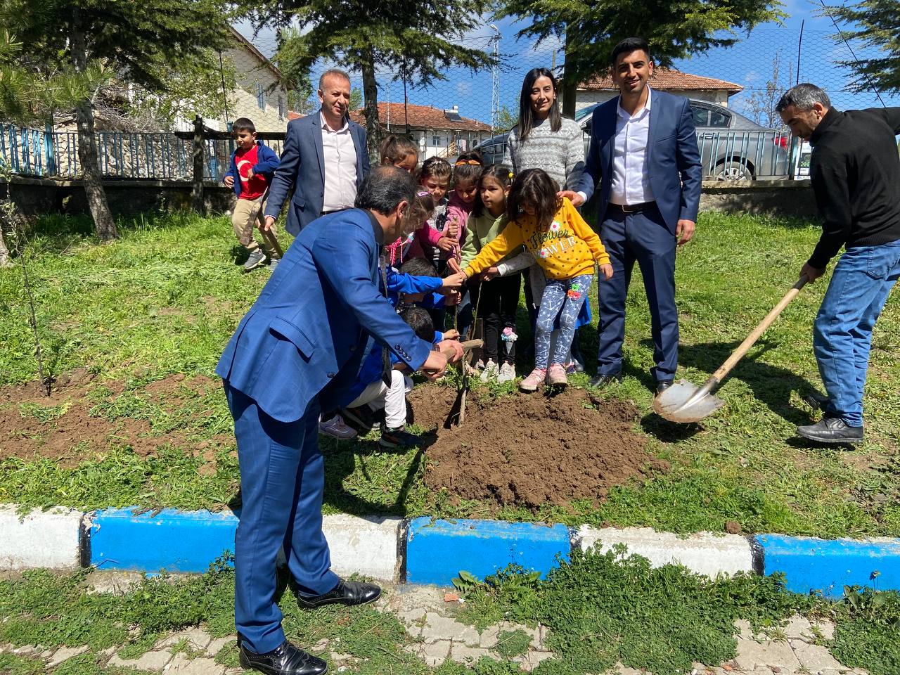 Çekerek Bayındırhüyük İlkokulu öğrencileri tarafından fidan dikme etkinliği yapıldı.