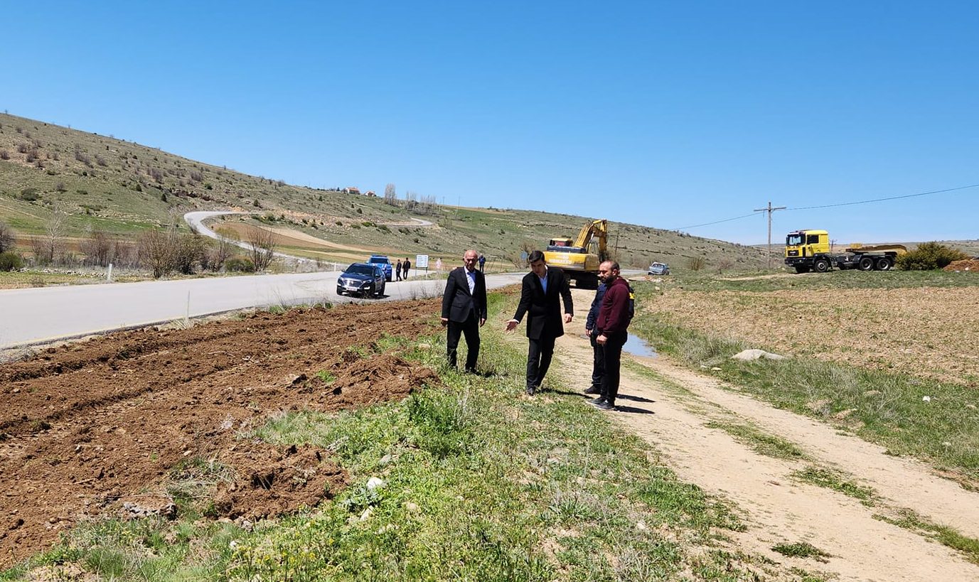 Çayıralan Kaymakamı Mustafa Çelik, ilçedeki köy yolunda araçların görüş alanını