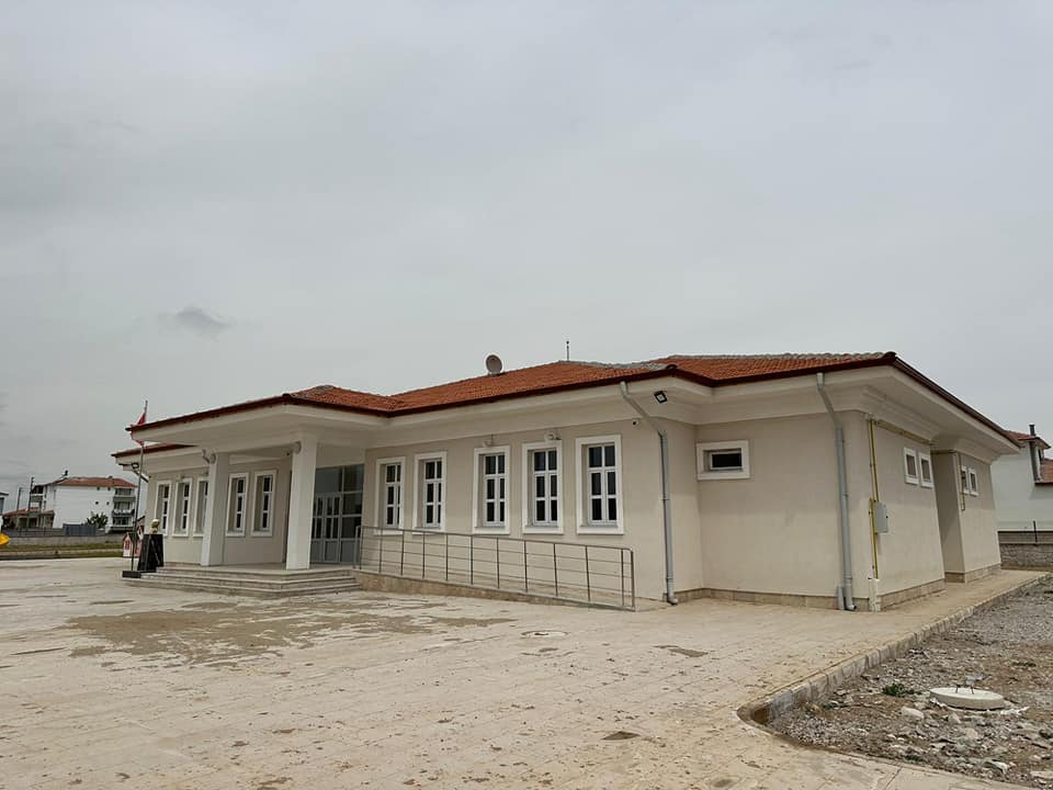 Sarıkaya ilçesinde Battalgazi Mahallesinde yapımı tamamlanan İlköğretim okulunun açılış oluru