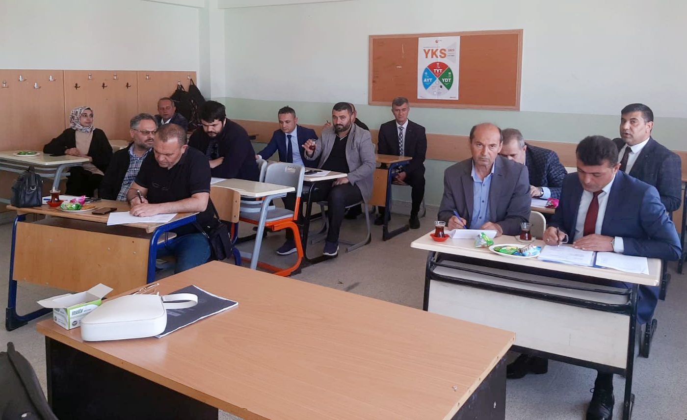 Sarıkaya İlçe Milli Eğitim Müdürü Cüneyt Yoldaş, ilçede bulunan liselerin