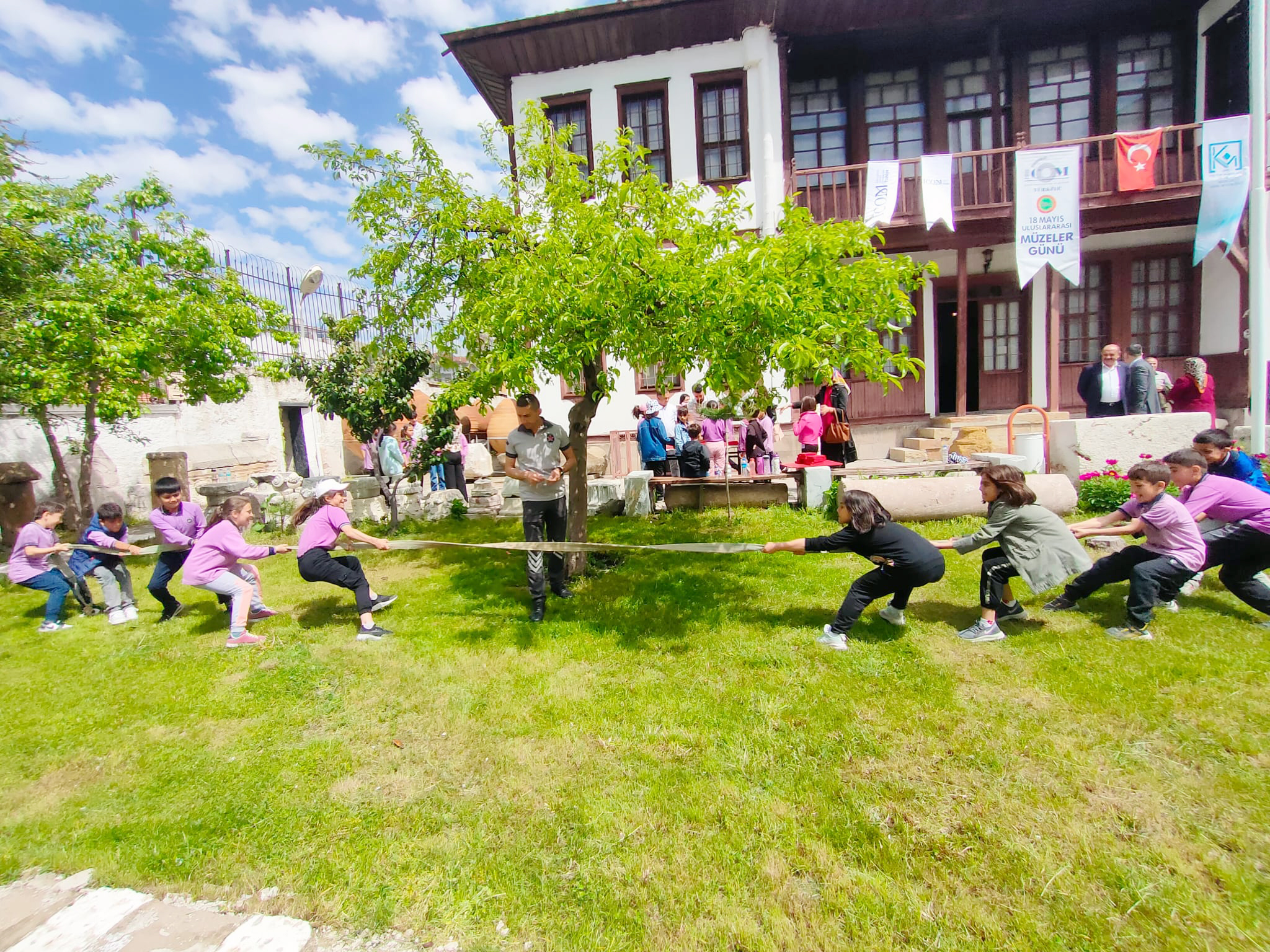 Yozgat’ta 18 Mayıs Müzeler günü nedeniyle Yozgat Müze Müdürlüğü bahçesinde