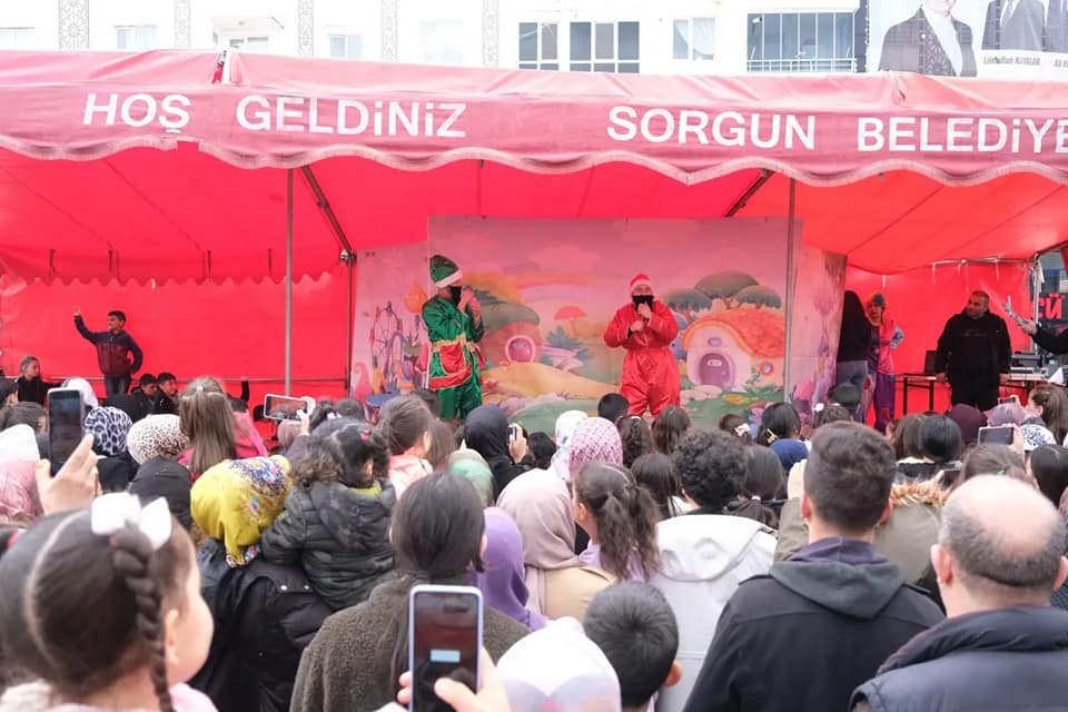 Sorgun Belediyesi tarafından çocuklar için şenlik düzenlendi. 