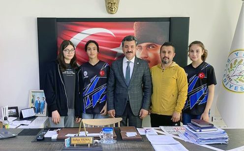 Yerköy Tekvando Spor Kulübü sporcuları ve Antrenörü Yerköy Belediye Başkanı