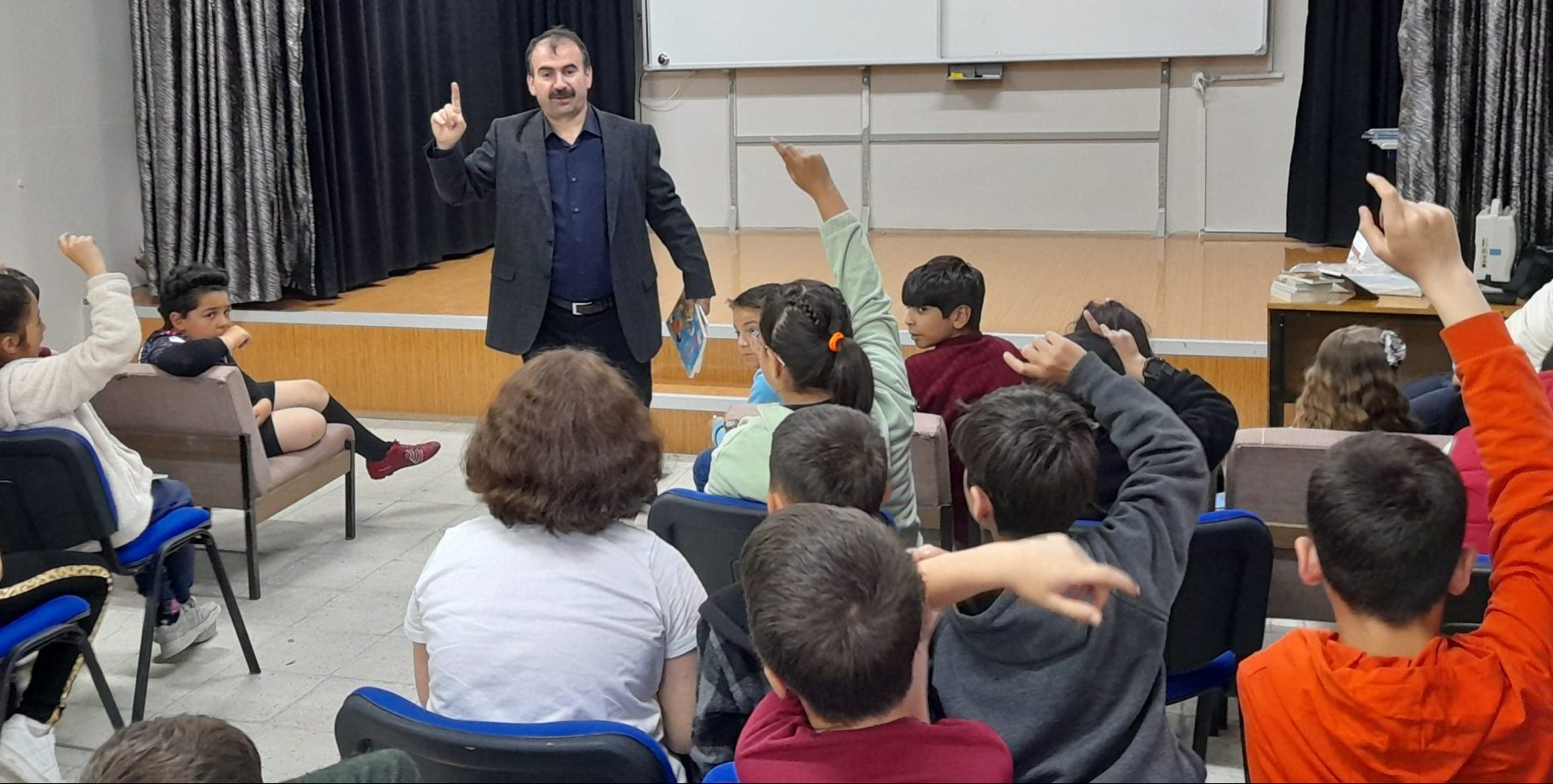 Köy, kasaba ve ilçelerdeki okulların yanı sıra şehir merkezinde mahalle