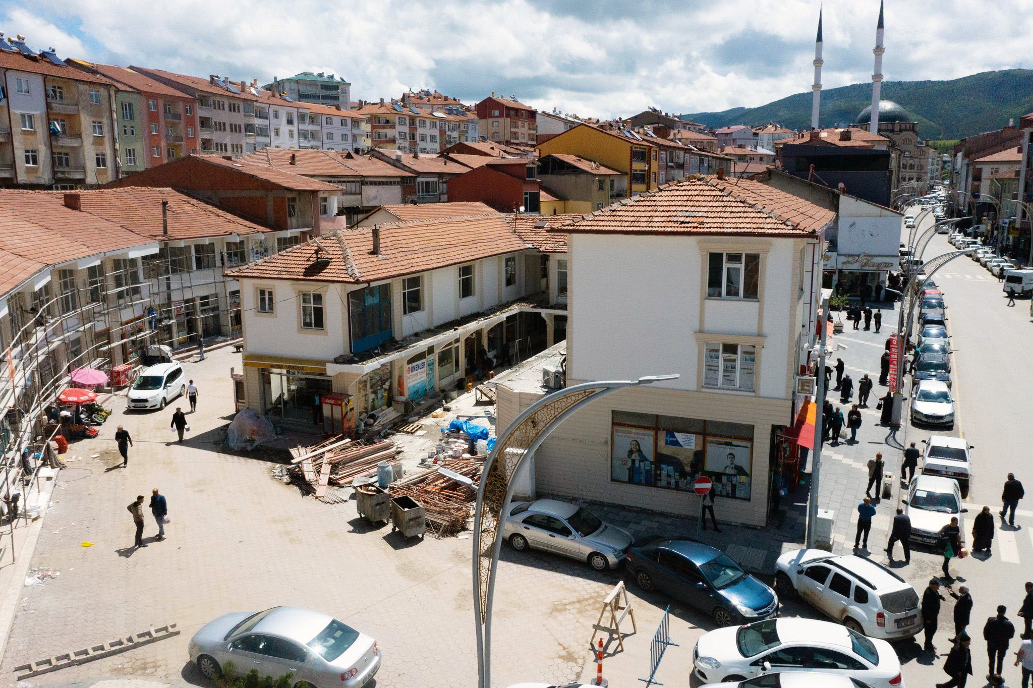 Akdağmadeni Belediyesi tarafından Hanlar sokakta yürütülen çalışmalar tüm hızıyla devam