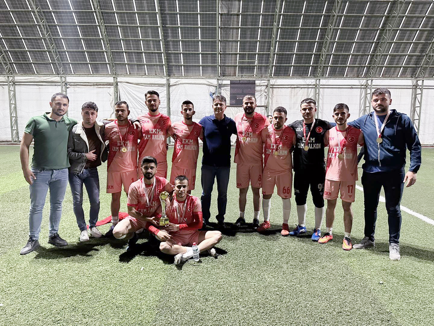 Sarıkaya ilçesinde gerçekleştirilen kurumlar arası futbol turnuvasında dereceye giren takımlar