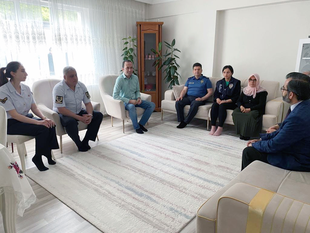 Akdağmadeni Kaymakamı Fatih Topuz, ilçede bulunan gazi Ahmet Batur ile