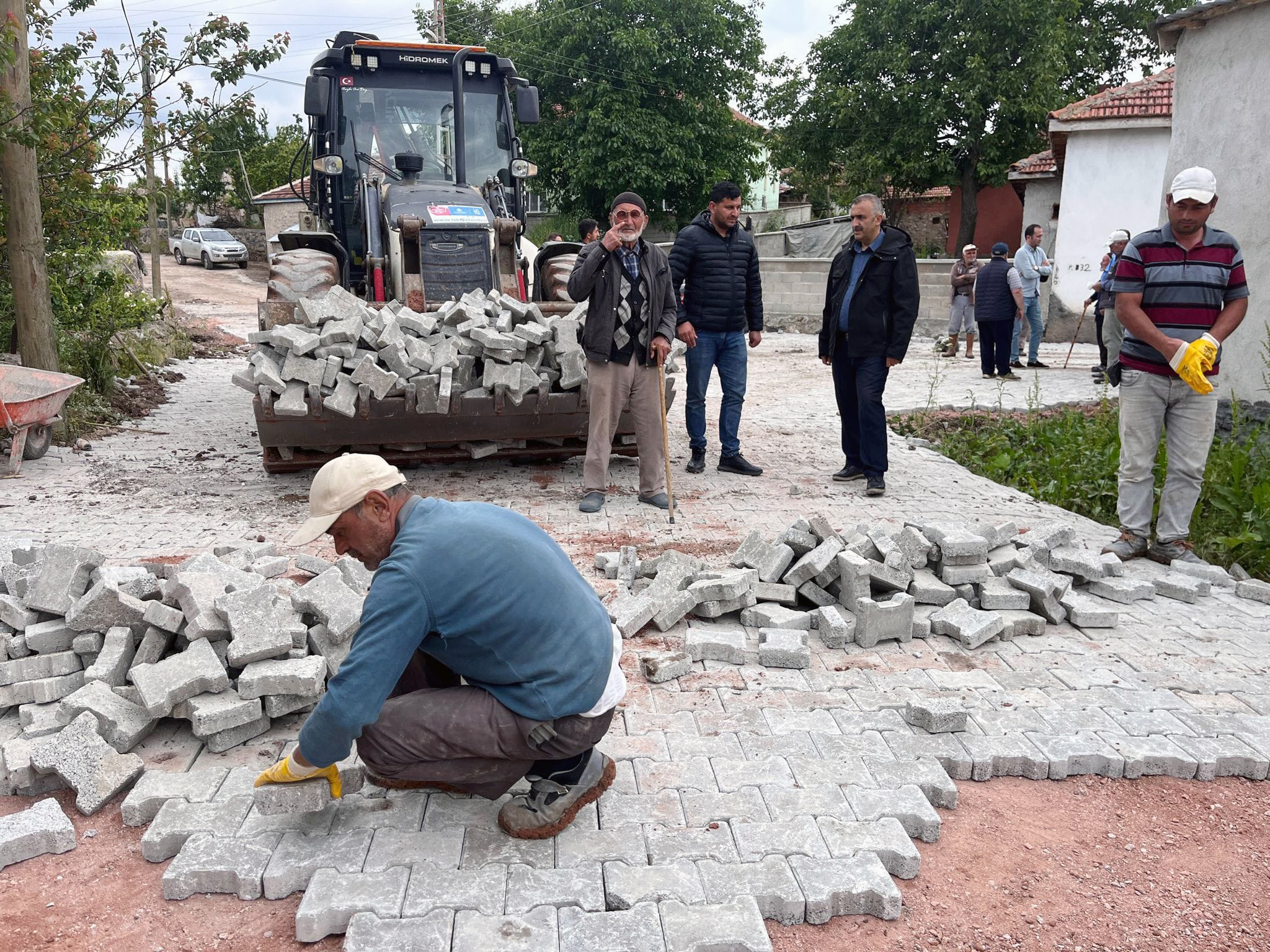 Akdağmadeni Kaymakamı Fatih Topuz, 2023 yılı yatırım programı kapsamında köylerde