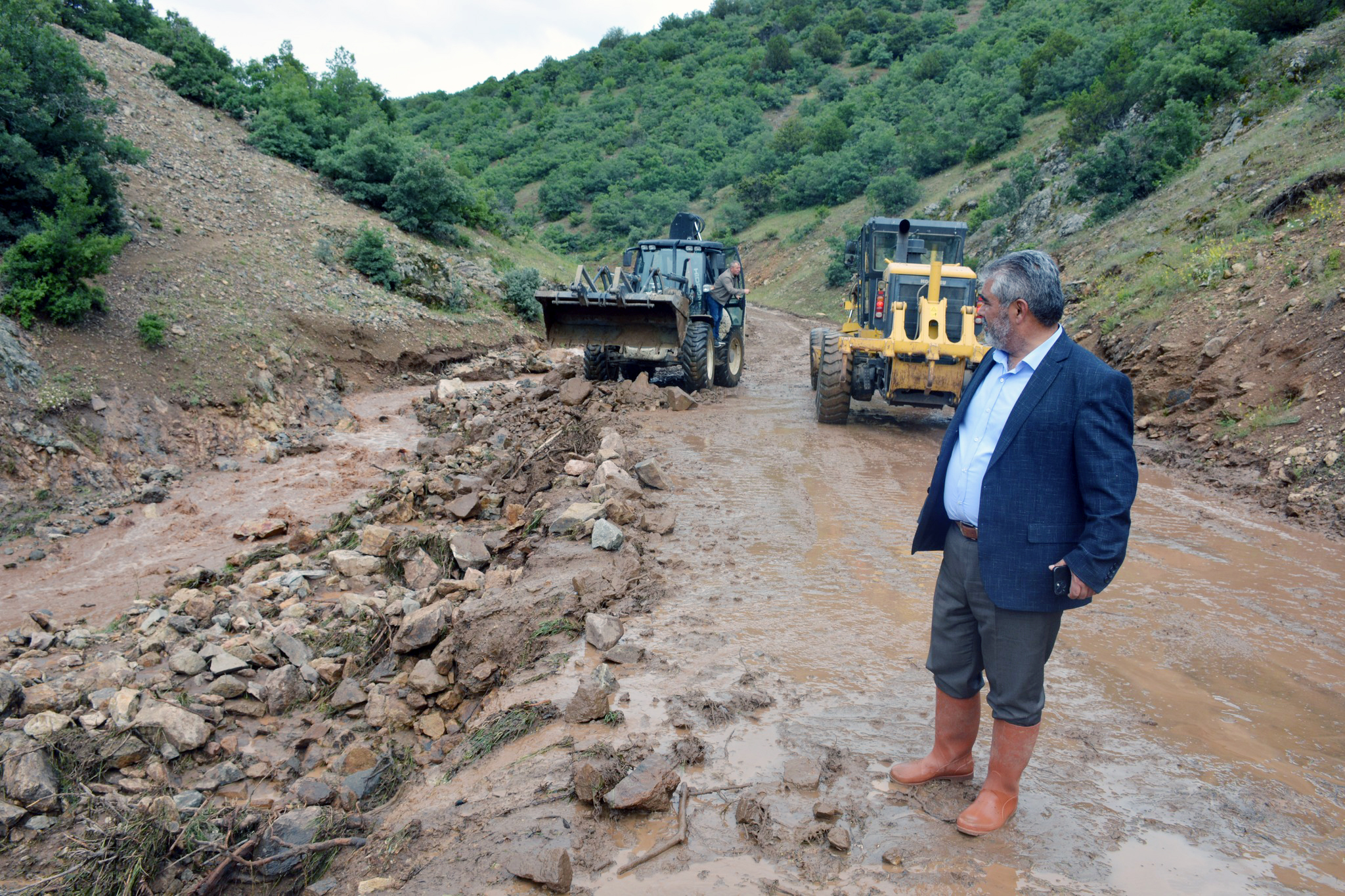Yozgat’ı etkisi altına alan yoğun yağmurun ardından oluşan sellere belediyeler