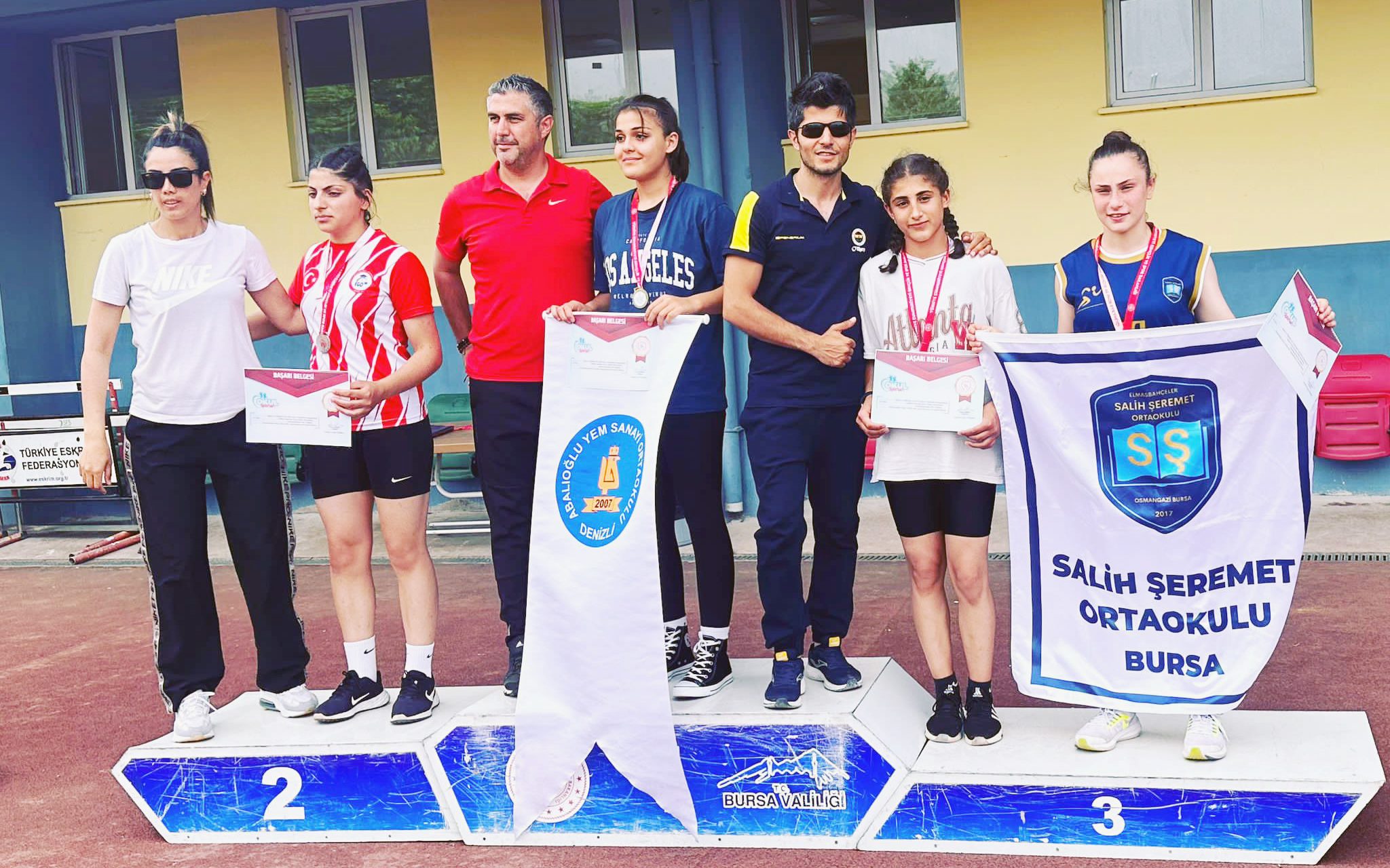 Bursa’nın ev sahipliğinde okul sporları kapsamında düzenlenen atletizm Türkiye şampiyonasına