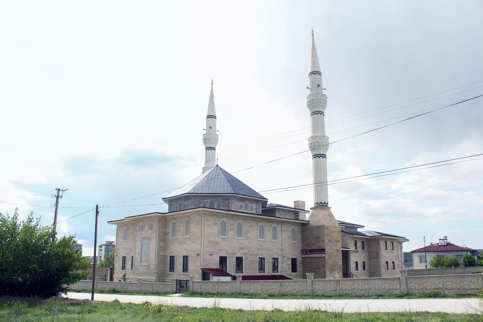 Sorgun ilçesinde yapımı tamamlanan Sorgun İlçe Müftülüğü Veysel Karani Cami
