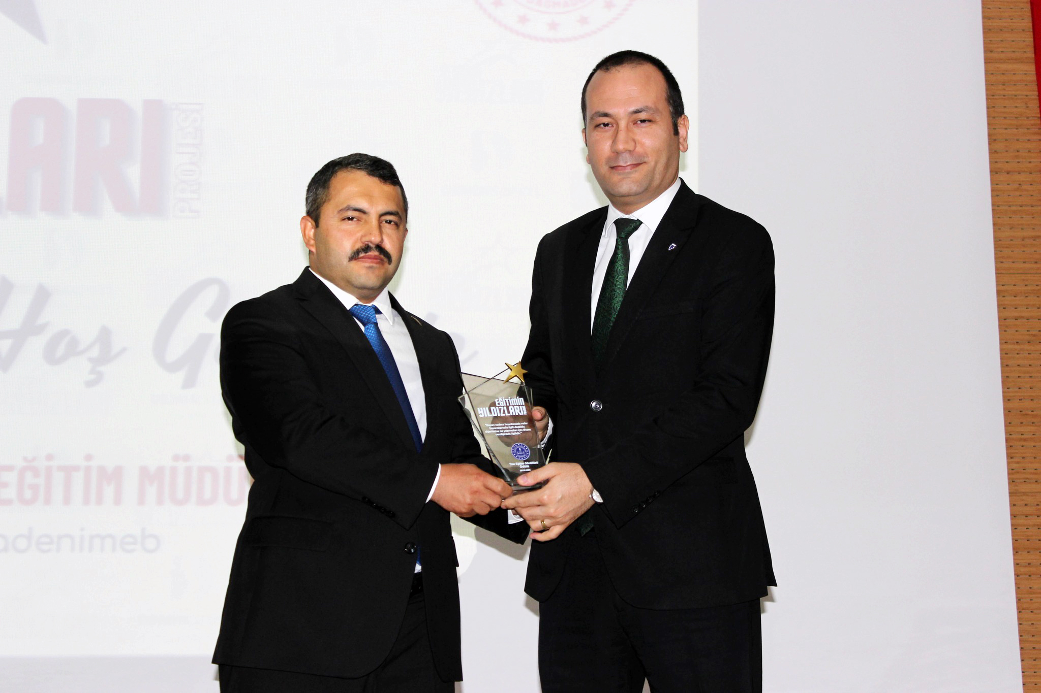 Akdağmadeni Belediye Başkanı Uzm.Dr.Nezih Yalçın’a Akdağmadeni eğitimine verdiği katkılardan dolayı