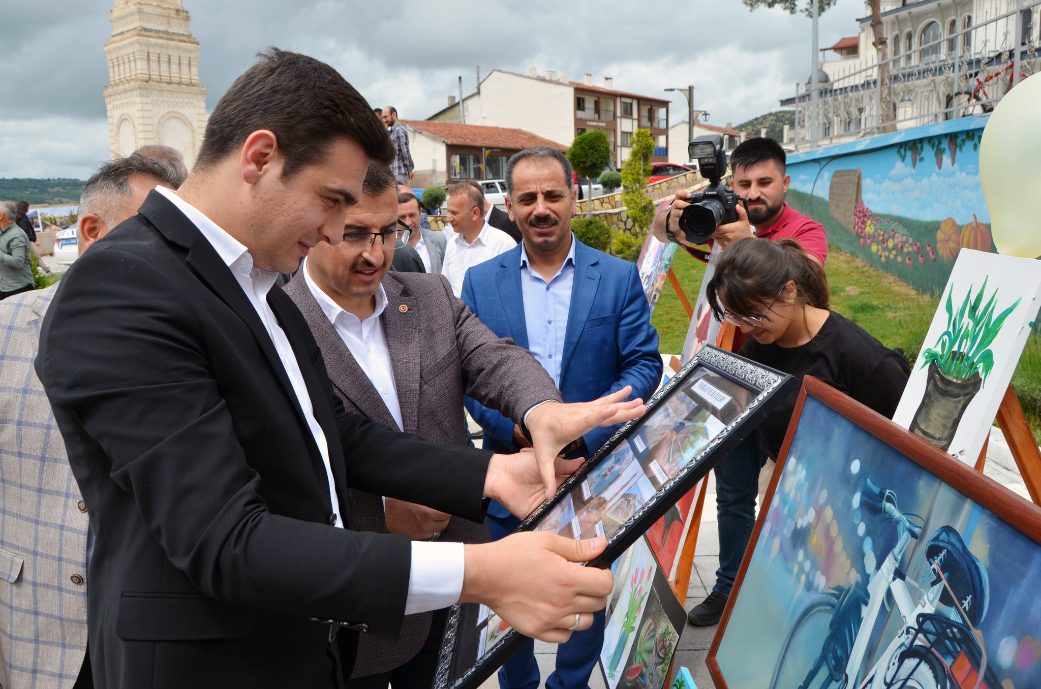 Çekerek İlçesinden Atatürk Ortakokulu tarafından hazırlanan resim sergisinin açılışı gerçekleştirildi.