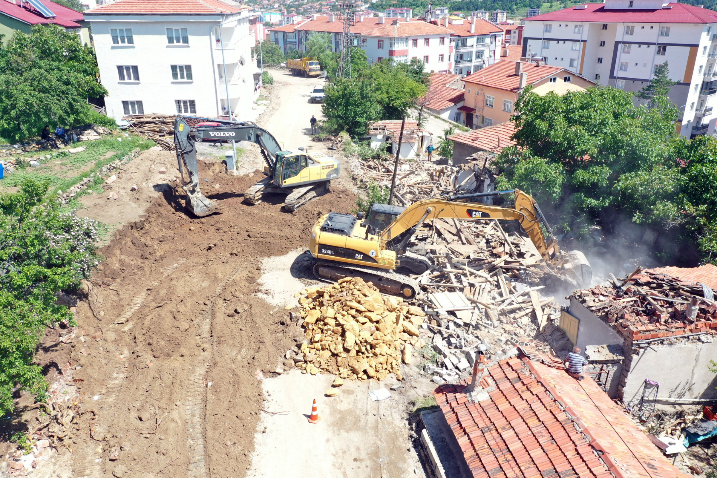Yozgat Belediyesi yol yapım çalışmaları kapsamında, Yurt Caddesi'nde başlattığı yenileme
