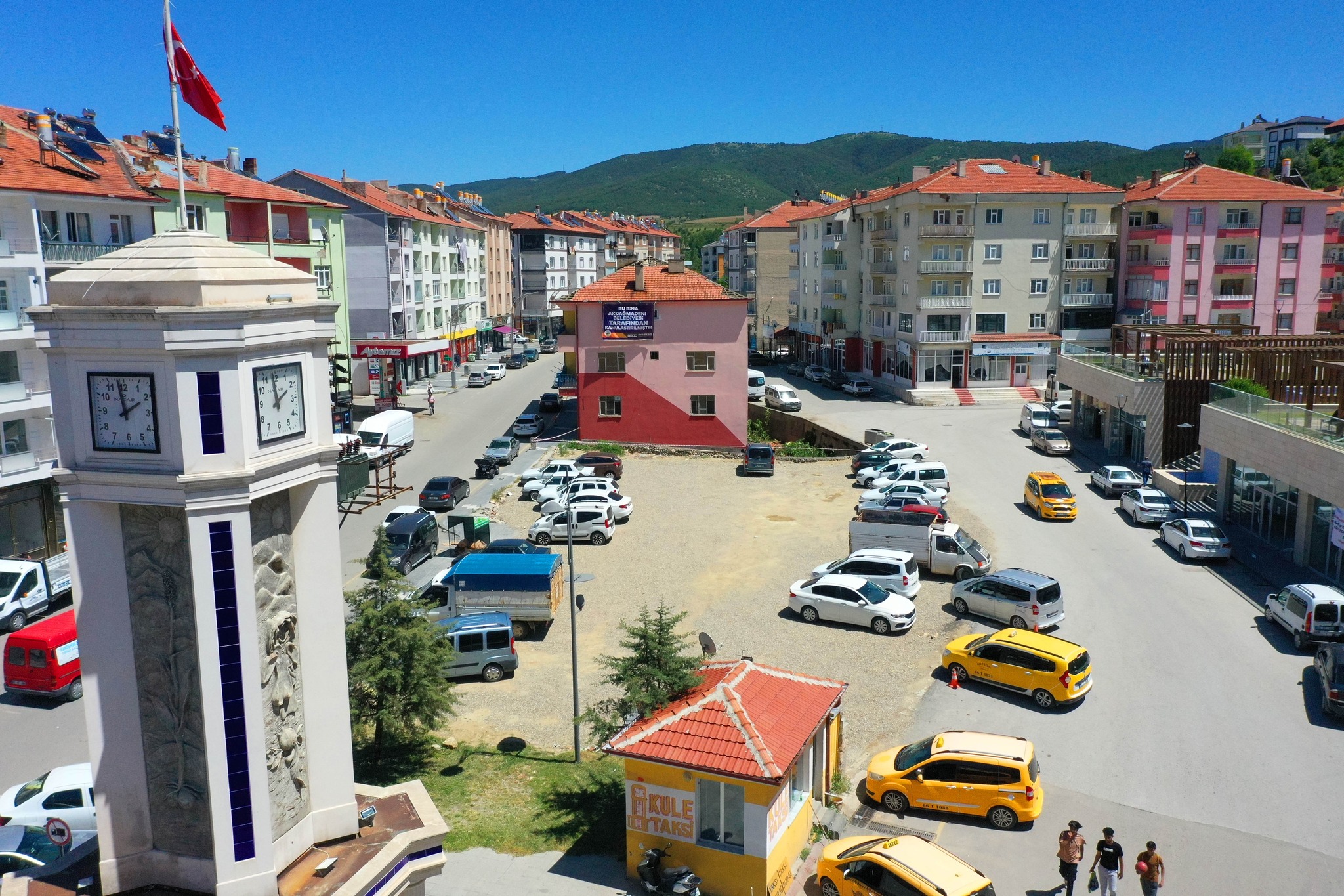 Akdağmadeni ilçesinde Belediye tarafından Yeşiltepe Mahallesi Saat Kulesi arkasına yapımı