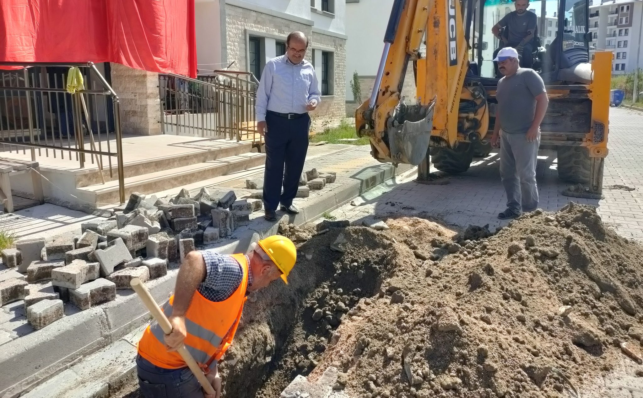Aydıncık ilçesinde Doğalgaz hattı döşeme çalışmalarına TOKİ bölgesinde başlanıldığı bildirildi.