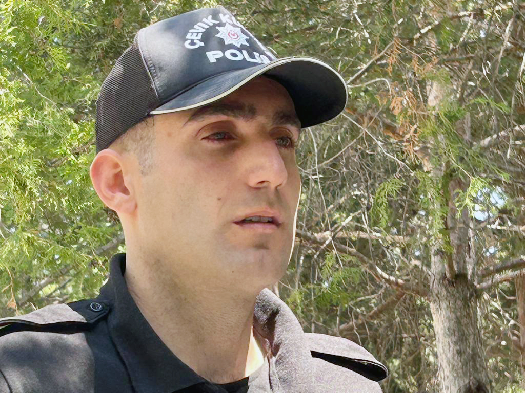 Şehitlik ziyareti sırasında şehir kabirleri arasında bekleyen Yozgat İl Emniyet